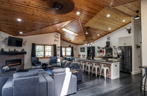 Pinetop-Lakeside Cabin | WOOD LODGE * SECLUDED REMODELED CABIN IN THE WOODS 1.25 ACRES