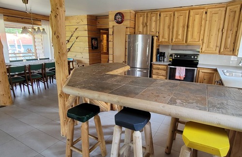 St-Adolphe-d'Howard Ski Chalet | Wood log cottage with SPA, lake, paddleboard & kayaks