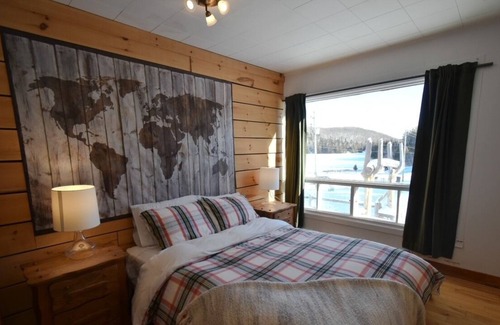 St-Adolphe-d'Howard Ski Chalet | Wood log cottage with SPA, lake, paddleboard & kayaks