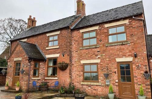 Alton House | Woodbine Cottage-PART OF ALTON COTTAGES