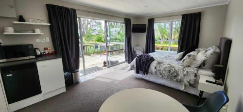 Takanini Bed & Breakfast | Woodbury Farm B&B