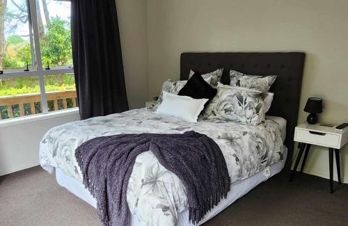 Takanini Bed & Breakfast | Woodbury Farm B&B
