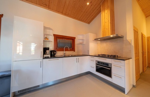 Langeberg Ski Chalet | Wooden chalet with WiFi near Brunssummerheide