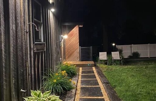 Myerstown House | Woodhaven Hideaway: luxe retreat, easy walk to local pool