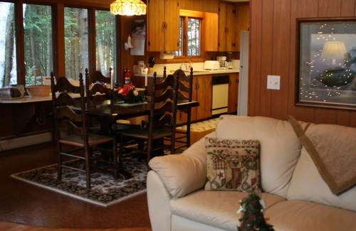 North Conway House | Woodland Chalet: foosball, deck, internet, 2 flatscreen TVs, fireplace, grill
