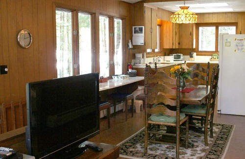 North Conway House | Woodland Chalet: foosball, deck, internet, 2 flatscreen TVs, fireplace, grill