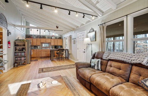 Laurelville Cabin | Woodland Cottage | Private Lot