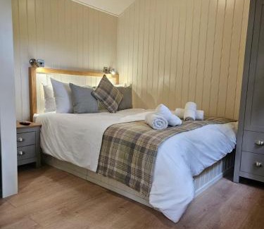 Brynrefail Cabin | Woodland Shephards Hut - 'Aristocrat'