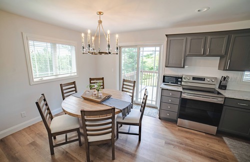 Dubuque House | Woodland View House. HOT TUB & SAUNA!