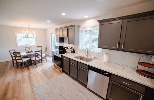 Dubuque House | Woodland View House. HOT TUB & SAUNA!