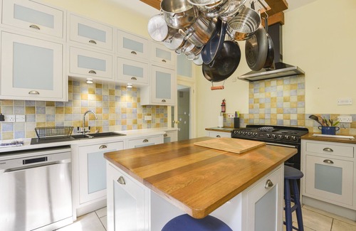 Dartmouth Cottage | WOODLANDS, pet friendly, with open fire in Dartmouth