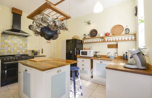 Dartmouth Cottage | WOODLANDS, pet friendly, with open fire in Dartmouth