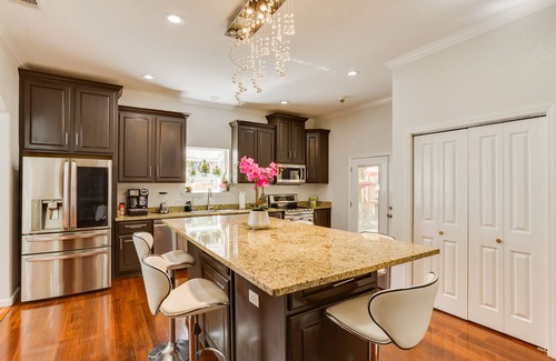 Midtown House | Woodlawn Main-House Downtown SA