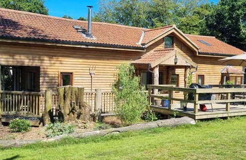 Brayford Cabin | Woodpecker Lodge, a secluded log cabin in beautiful north Devon