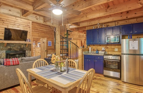 Pine Mountain Valley Cabin | Woodscape Cabins "Deer" - End Cabin of Triplex
