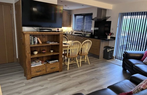 Dumfries Cabin | Woodside Lodge with Private Hot Tub!