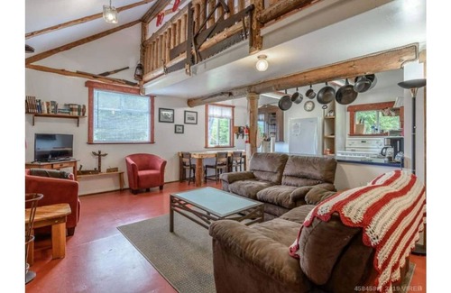 Bamfield House | Woodsman Cottage - 8 Acre Waterfront Estate w/Dock