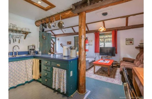 Bamfield House | Woodsman Cottage - 8 Acre Waterfront Estate w/Dock