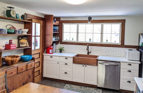 Woodstock House | Woodstock walk to town, entire home and property to yourself, mountain views.