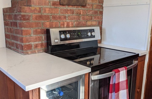 Woodstock House | Woodstock walk to town, entire home and property to yourself, mountain views.