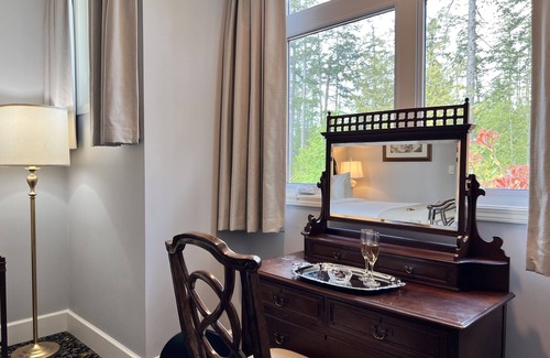 Sturdies Bay Hotel | Woodstone Manor Inc.