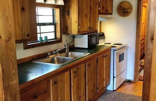 Kingsley House | Woodsy and Private- Rustic Cabin