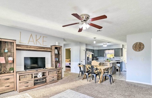 Russell Springs House | Woodsy Home: Fire Pit, Near Lake Cumberland!