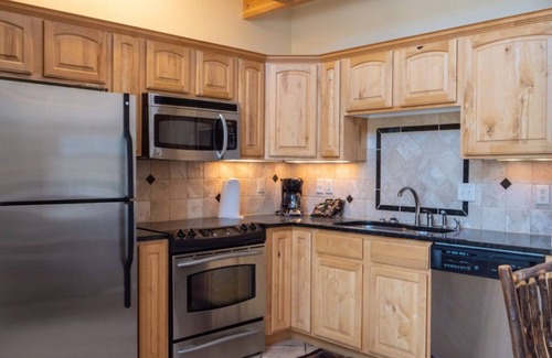 Stanley Hills Condo | Woodsy, lodge-style condo with stellar views of the Rockies!
