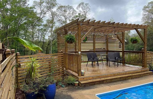 Tallahassee Apartment | Woodsy Loft near I-10