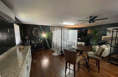 Tallahassee Apartment | Woodsy Loft near I-10