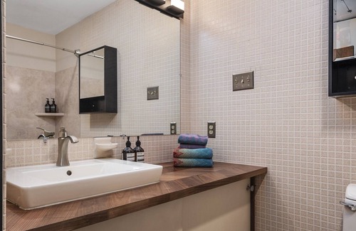 Baldwin Villa | Woodsy Mid-Century w/ Guest House