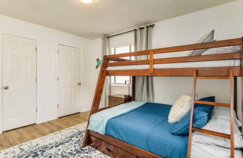 Gulf Breeze House | Woodsy Retreat, steps to Bay - Hot tub!