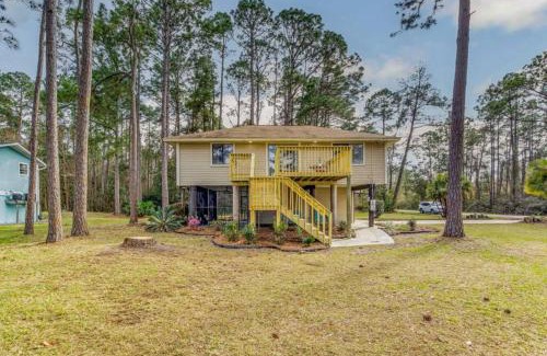 Gulf Breeze House | Woodsy Retreat, steps to Bay - Hot tub!