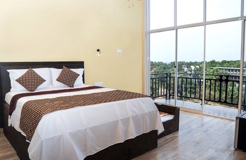 Trincomalee Hotel | Woody crest - ROOM 01 - Dulux-Breezy l hill, just 500m from the beautiful beach.