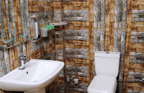 Trincomalee Hotel | Woody crest - ROOM 01 - Dulux-Breezy l hill, just 500m from the beautiful beach.
