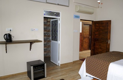 Trincomalee Hotel | Woody crest - ROOM 01 - Dulux-Breezy l hill, just 500m from the beautiful beach.