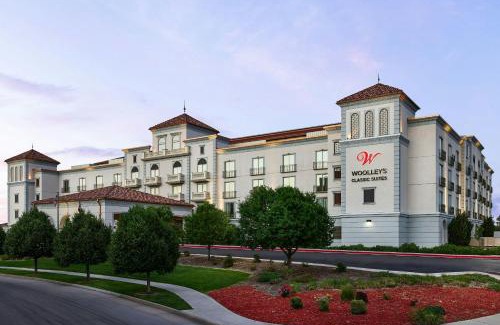 Aurora Hotel | Woolley's Classic Suites