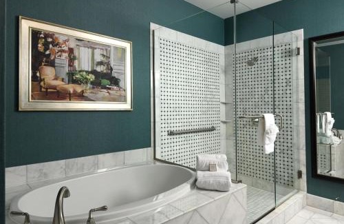 Aurora Hotel | Woolley's Classic Suites
