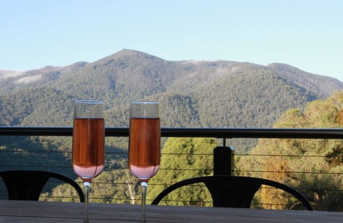 Merrijig House | Woollybutt - sitting high on Alpine Ridge featuring spectacular alpine views