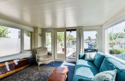 Municipality of Aalsmeer Apartment | Woonark Westeinder with kayaks close to Schiphol Airport