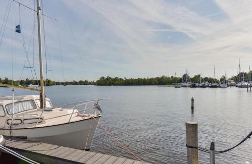 Municipality of Aalsmeer Apartment | Woonark Westeinder with kayaks close to Schiphol Airport