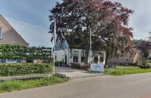 Municipality of Aalsmeer Apartment | Woonark Westeinder with kayaks close to Schiphol Airport