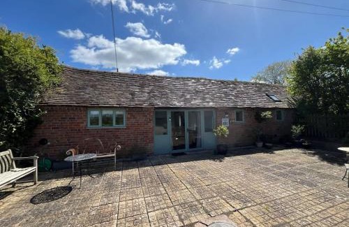 Broughton Hackett House | Worcester semi rural bungalow with off road parking