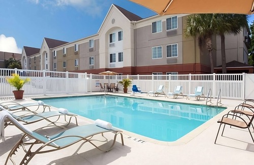 Clearwater Apartment | Work and Relax in Clearwater Hideaway! Outdoor Pool, Pet-friendly Property!