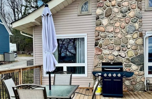 Scugog House | Work from Cottage: bring pets and family to the lake house with premium office