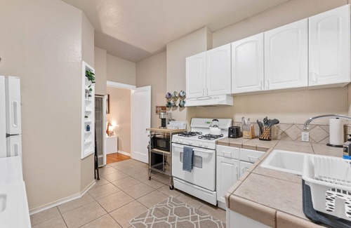 Midtown Sacramento Apartment | Work Play Stay - Downtown Sacramento Convention & Golden1 Center - Large Studio
