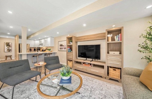 Ottawa Division House | Work & Relax | Fast WiFi | 1BR+Office | Private Fenced Yard | 30+ Nights