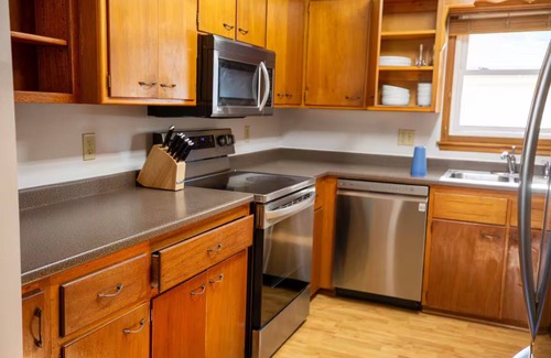 Ankeny House | Work & Relax - Modern & Comfy Oasis - Office - Pkg