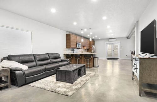 Draper House | Work remotely. Blazing fast WiFi, stocked kitchen, laundry. Great location.