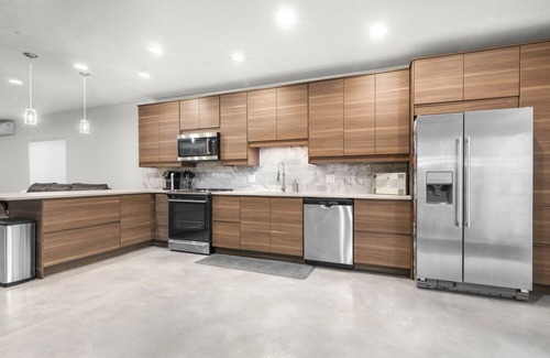 Draper House | Work remotely. Blazing fast WiFi, stocked kitchen, laundry. Great location.